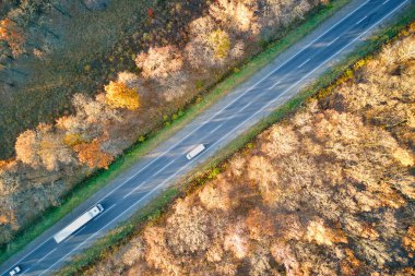 Akşamları kargo karavanıyla otobanda mal taşıyan yarı kamyonun hava görüntüsü. Teslimat ulaşım ve lojistik kavramı.