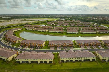 Florida 'da göl suyu olan kapalı yaşam kulüplerinin hava manzarası. Amerikan banliyölerinde emlak gelişimine örnek olarak aile evleri.