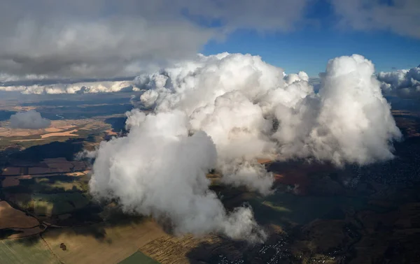 Vista Aérea Janela Avião Alta Altitude Terra Coberta Com Nuvens — Fotografia de Stock