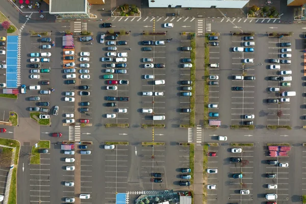 Luftaufnahme Vieler Bunter Autos Die Auf Parkplätzen Geparkt Sind Mit — Stockfoto