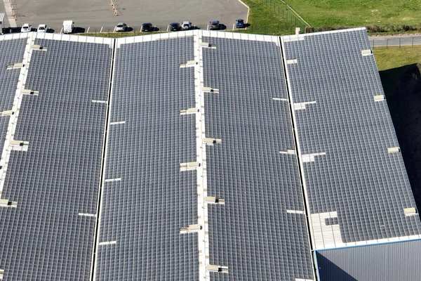 Vista Aérea Planta Energía Solar Con Paneles Fotovoltaicos Azules Montados —  Fotos de Stock