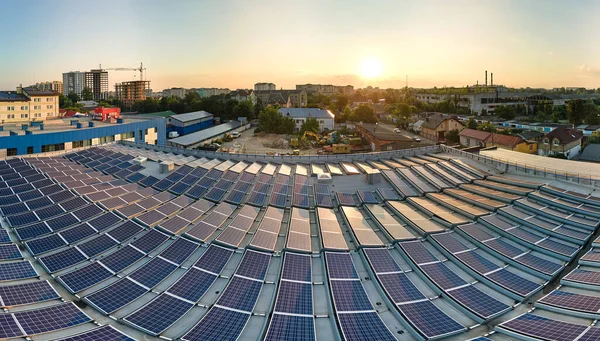 Mavi Fotovoltaik Güneş Panelleri Gün Batımında Temiz Ekolojik Elektrik Üretmek — Stok fotoğraf