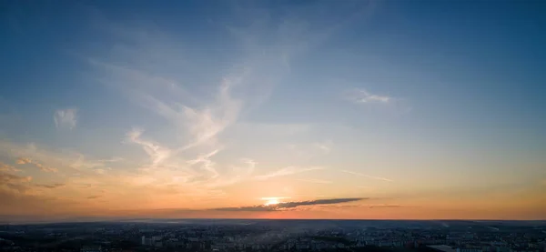 夕日と鮮やかな柔らかい雲と明るいカラフルな夕日の空 自然と環境の概念 — ストック写真