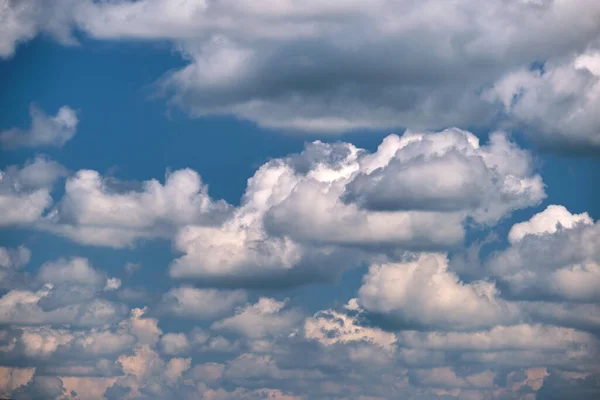 Ljusa Landskap Vit Puffy Cumulus Moln Blå Klar Himmel — Stockfoto