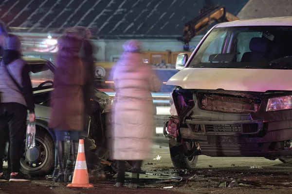 Samochody Mocno Rozbiły Się Wypadku Drogowym Zderzeniu Sylwetce Ludzi Ulicy — Zdjęcie stockowe