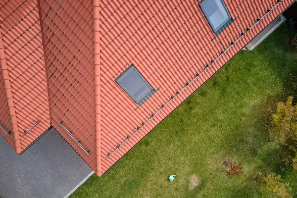 Крупный План Мансардных Окон Крыше Дома Покрытой Керамической Черепицей Плиточные — стоковое фото