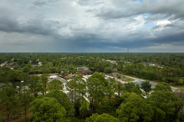 Dark Stormy Clouds Forming Gloomy Sky Heavy Rainfall Suburban Town — Foto de Stock
