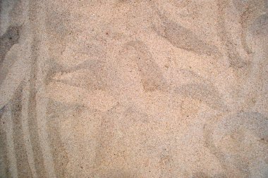 Sahil şeridini kaplayan temiz sarı kum yüzeyi. Kum dokusu.