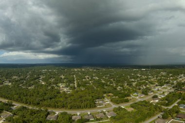 Kasaba üzerinde sağanak fırtınadan önce fırtınalı gökyüzünde oluşan kara uğursuz bulutların manzarası..