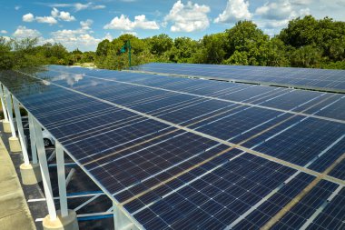 Park yerinin üzerine temiz enerjinin etkin üretimi için park edilmiş arabalar için güneş panelleri yerleştirildi.