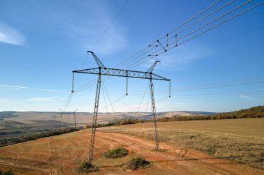 Yüksek voltajlı elektrik kablolarına sahip çelik sütun uzun mesafeli kablolardan elektrik enerjisi iletiyor..
