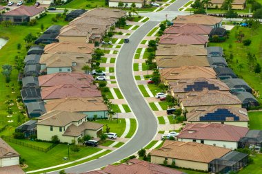 Güney Florida 'da kapalı yaşam kulüplerindeki yoğun konutların manzarası. Amerikan banliyölerinde emlak gelişimine örnek olarak Amerikan rüya evleri.