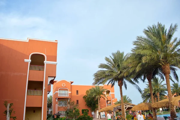 Fragment Red Brick Resort Hotel Exterior Palm Trees Blue Summer — Stok fotoğraf