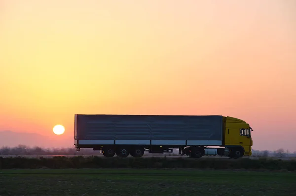 Semi Vrachtwagen Met Lading Aanhangwagen Rijden Snelweg Vervoeren Goederen Avond — Stockfoto