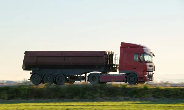 Ημι Φορτηγό Ανατρεπόμενο Ρυμουλκούμενο Φορτίο Μεταφορά Άμμου Από Λατομείο Οδήγηση — Φωτογραφία Αρχείου