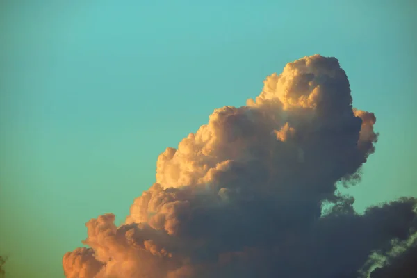 White Fluffy Cumulonimbus Clouds Forming Thunderstorm Evening Sky Changing Stormy — Zdjęcie stockowe