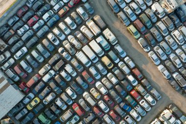 Hurdalığın hava manzaralı, hurda yığını bozuk arabaların olduğu bir yer. Eski araçların geri dönüşümü.