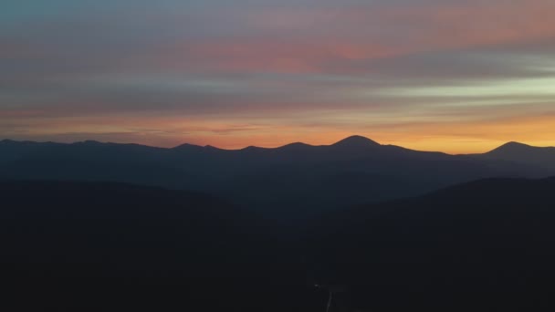 Letecký Pohled Temné Horské Kopce Jasnými Paprsky Zapadajícího Slunce Při — Stock video