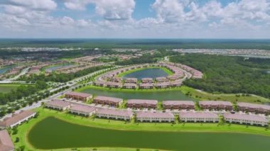Florida 'da göl suyu olan kapalı yaşam kulüplerinin hava manzarası. Amerikan banliyölerinde emlak gelişimine örnek olarak aile evleri.