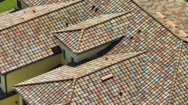 セラミック製の帯状疱疹で覆われた家の屋根の上の閉鎖 建物のタイル張り — ストック動画