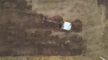 Dünya hareketli traktör müstakbel ev inşaatı için hazırlık yeri. Yeni ev inşa etmek için toprak düzleştiriliyor.