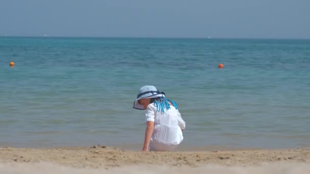 Lonely Child Girl Playing White Sand Sea Beach Background Blue — Wideo stockowe