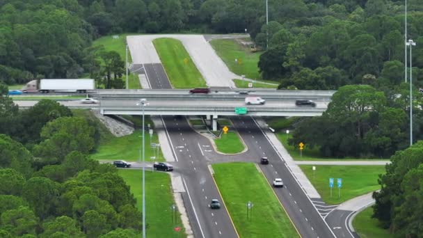 Hareket Halindeki Trafik Araçları Kamyonlarla Karayolu Geçidini Gösteren Hava Görüntüsü — Stok video