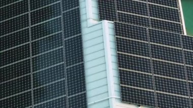 Temiz ekolojik elektrik enerjisi üretmek için mavi güneş fotovoltaik panelleri olan yeni Amerikan evinin havadan görünüşü. Sıfır emisyon kavramı ile yenilenebilir elektrik.