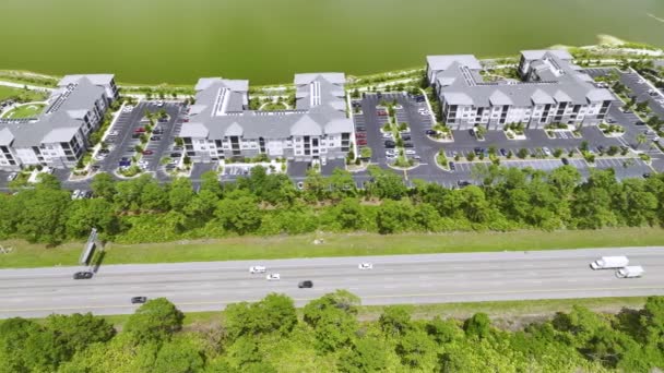 Vedere Aeriană Clădirilor Apartamente Rezidențiale Din Apropierea Autostrăzii Americane Aglomerate — Videoclip de stoc