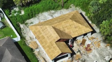 Florida 'nın sakin kırsal kesiminde ahşap çatı iskeleti olan banliyö özel evinin hava manzarası..