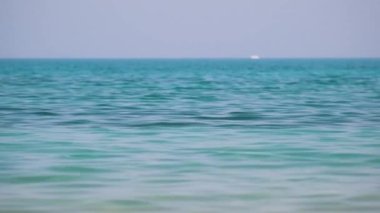 Küçük dalgalı mavi deniz suyunun yakın deniz yüzeyi.