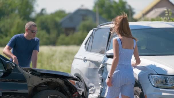 Összetört Járművek Sofőrjei Vitatkoztak Hogy Bűnös Autóbalesetben Utcán Közúti Biztonsági — Stock videók
