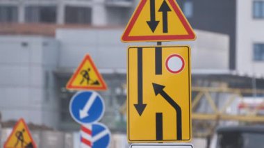 Yol çalışmaları trafik işaretlerini uyardı. Şehir caddesinde inşaat çalışması ve yavaş hareket eden arabalar..