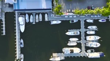 ABD 'nin tropikal kıyı kasabasındaki rıhtımlara yanaşmış tekne ve yatların bulunduğu sakin liman manzarası..