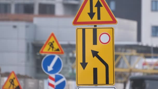 관리인들은 도시의 거리에서 공사를 천천히 차들에 경고하는 — 비디오