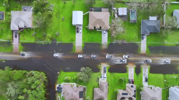 Orkaan Ian Overstroomde Straat Met Rijdende Auto Huizen Florida Woonwijk — Stockvideo