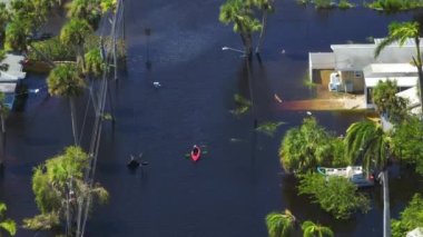 Sel basmış caddede yüzen kayık. Etrafı Ian kasırgası ile çevrili. Florida yerleşim bölgesindeki sel suları evleri. Doğal afetin sonuçları..