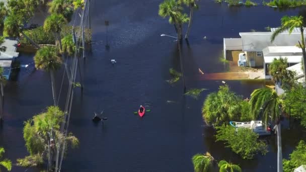 Kajak Boot Drijvend Overstroomde Straat Omgeven Door Orkaan Ian Regenval — Stockvideo