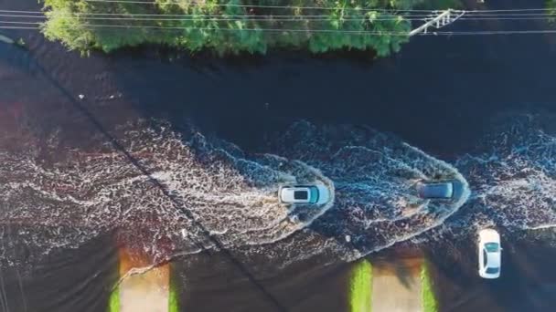 Ian Kasırgası Caddeyi Hareket Halindeki Arabalarla Florida Yerleşim Bölgesindeki Evleriyle — Stok video