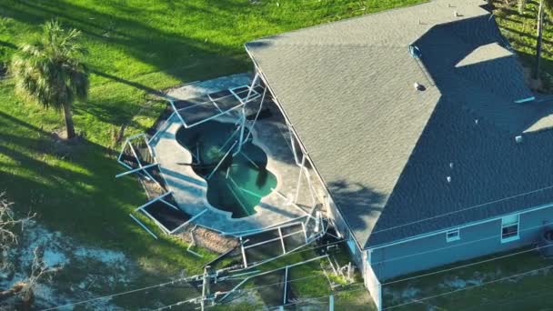 Hurrikan Ian Zerstörte Die Einfriedung Eines Swimmingpools Auf Einem Hof — Stockvideo