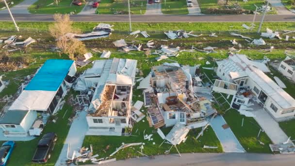 フロリダの住宅地でハリケーンイアンの後にひどい損傷を受けた携帯電話の家 自然災害の結果 — ストック動画
