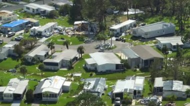 Florida yerleşim bölgesindeki Ian kasırgasından sonra ağır hasar görmüş mobil evler. Doğal afetin sonuçları..