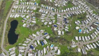 Florida gezici ev bölgesinde Ian kasırgasından sonra ciddi hasar görmüş evler. Doğal afetin sonuçları..
