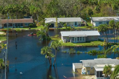 Etrafı Ian Kasırgası ile çevrili sel suları Florida yerleşim bölgesindeki evleri sarıyor. Doğal afetin sonuçları..