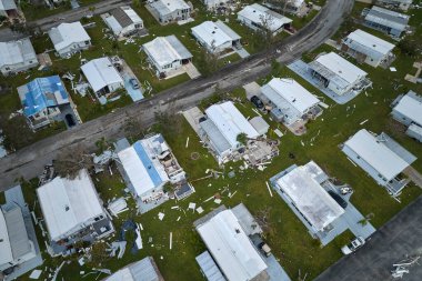 Florida yerleşim bölgesindeki Ian kasırgasından sonra ağır hasar görmüş mobil evler. Doğal afetin sonuçları..