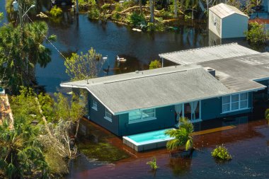 Florida yerleşim bölgesindeki Ian kasırgası evi sular altında bıraktı. Doğal afetin sonuçları..