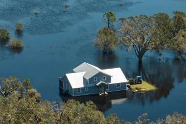 Etrafı Ian Kasırgası ile çevrili sel suları Florida yerleşim bölgesinde. Doğal afetin sonuçları..