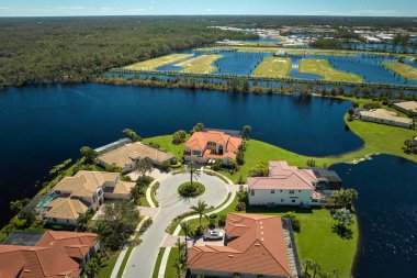 Etrafı Ian Kasırgası ile çevrili sel suları Florida yerleşim bölgesindeki evleri sarıyor. Doğal afetin sonuçları..