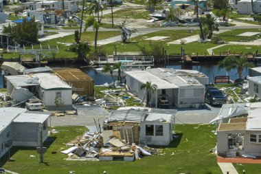 Florida gezici ev bölgesinde Ian kasırgasından sonra ciddi hasar görmüş evler. Doğal afetin sonuçları..