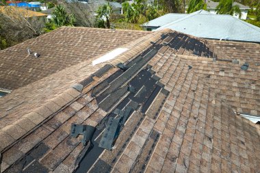 Florida 'daki Ian kasırgasından sonra kiremitleri eksik olan hasarlı bir çatı. Doğal afetin sonuçları..